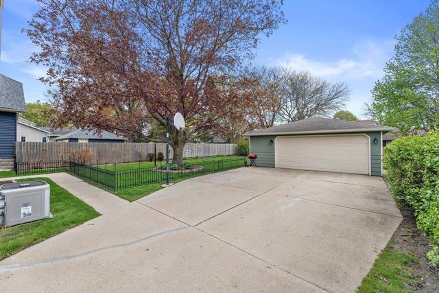 9015 W Cold Spring ROAD, Greenfield, WI 53228
