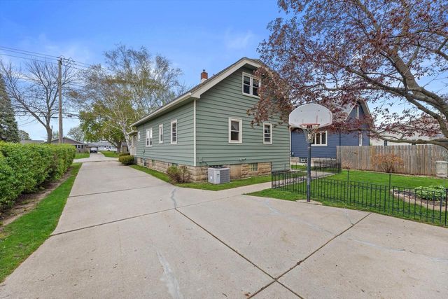 9015 W Cold Spring ROAD, Greenfield, WI 53228