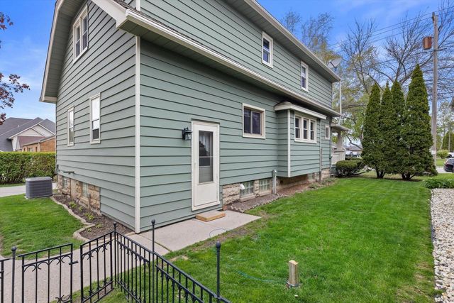 9015 W Cold Spring ROAD, Greenfield, WI 53228