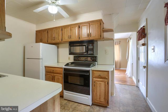 8 GREEN CIR, Camp Hill, PA 17011