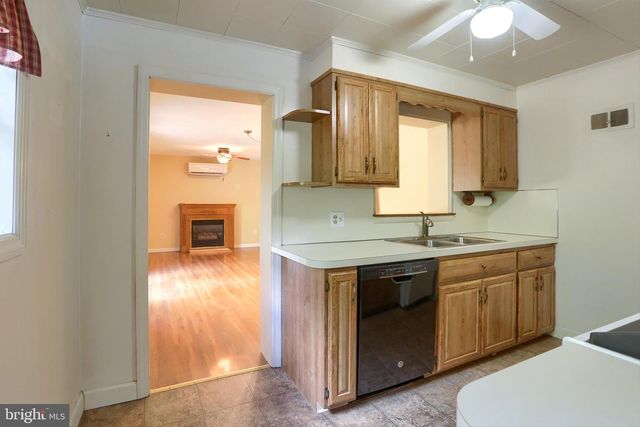 8 GREEN CIR, Camp Hill, PA 17011