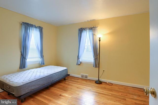 8 GREEN CIR, Camp Hill, PA 17011