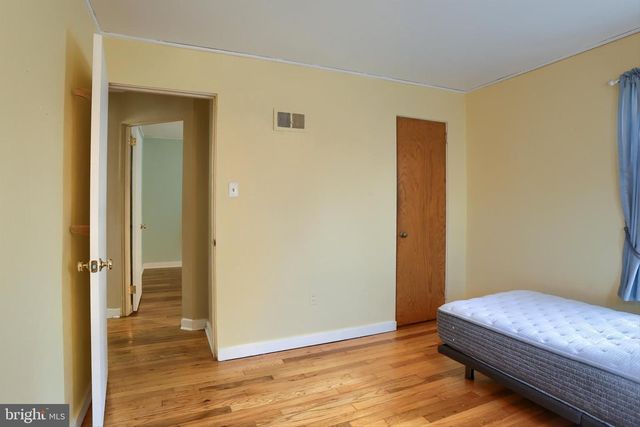8 GREEN CIR, Camp Hill, PA 17011