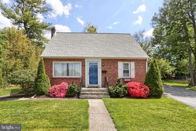 8 GREEN CIR, Camp Hill, PA 17011