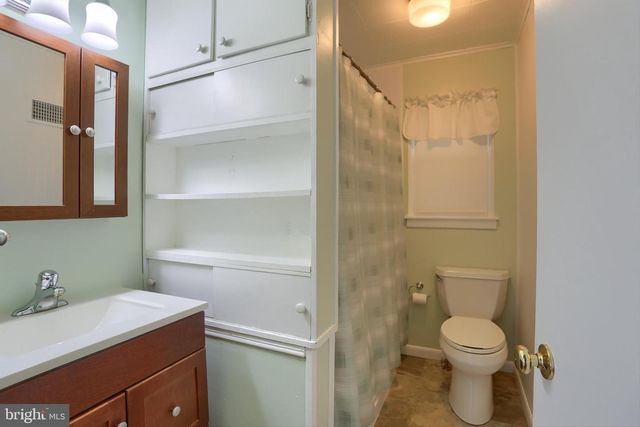8 GREEN CIR, Camp Hill, PA 17011