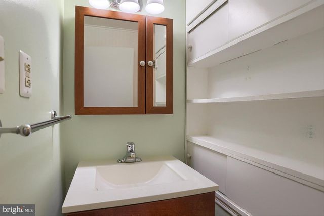 8 GREEN CIR, Camp Hill, PA 17011