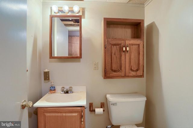 8 GREEN CIR, Camp Hill, PA 17011