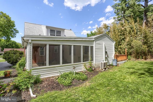 8 GREEN CIR, Camp Hill, PA 17011