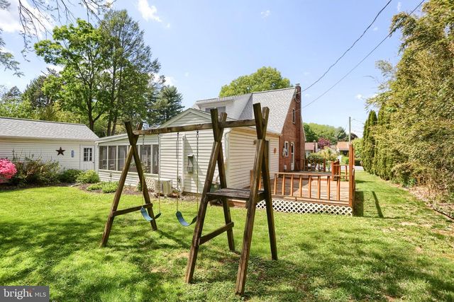 8 GREEN CIR, Camp Hill, PA 17011