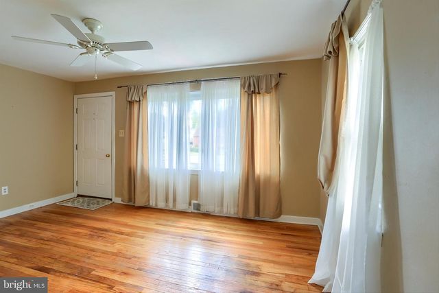 8 GREEN CIR, Camp Hill, PA 17011