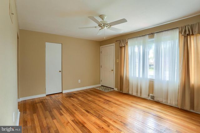 8 GREEN CIR, Camp Hill, PA 17011