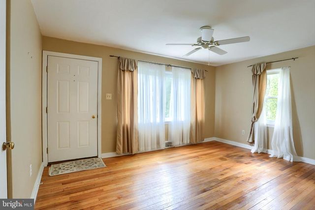 8 GREEN CIR, Camp Hill, PA 17011