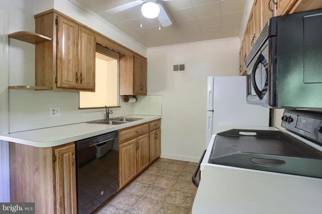 8 GREEN CIR, Camp Hill, PA 17011