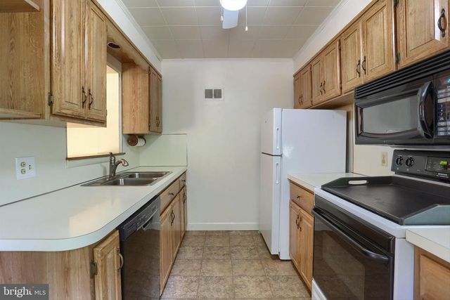 8 GREEN CIR, Camp Hill, PA 17011