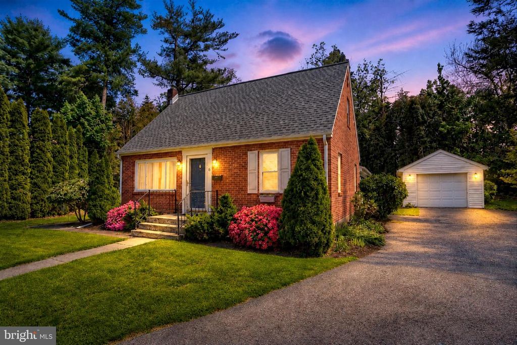 8 GREEN CIR, Camp Hill, PA 17011