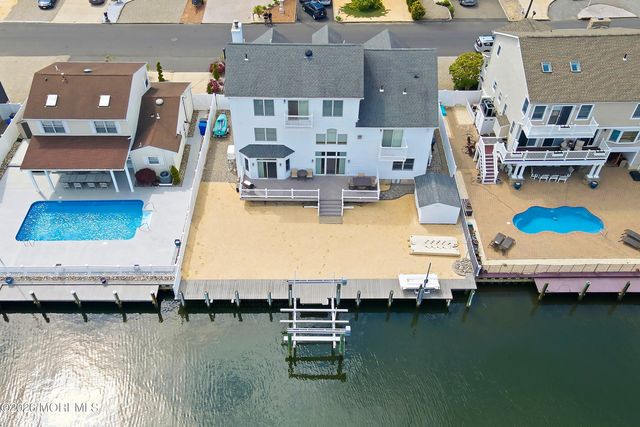 17 Lagoon Drive W, Toms River, NJ 08753