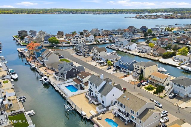 17 Lagoon Drive W, Toms River, NJ 08753