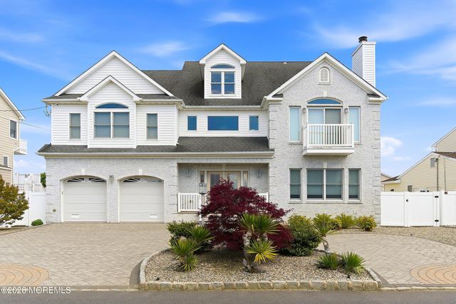 17 Lagoon Drive W, Toms River, NJ 08753