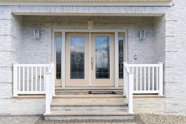 17 Lagoon Drive W, Toms River, NJ 08753