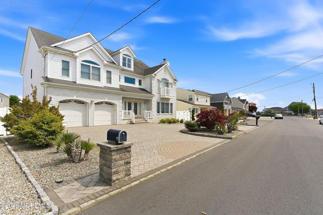 17 Lagoon Drive W, Toms River, NJ 08753