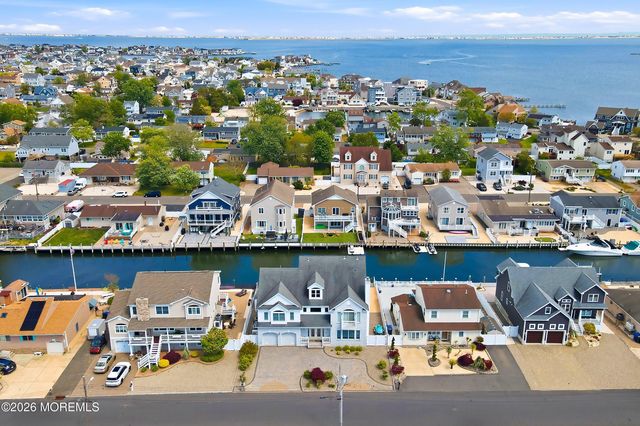 17 Lagoon Drive W, Toms River, NJ 08753