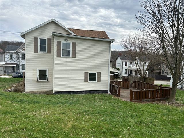 241 E Fairview Ave, Connellsville, PA 15425