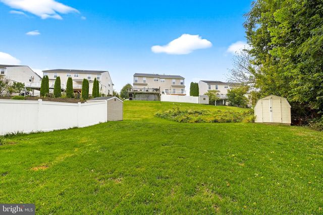 202 PENNSHIRE DR, Lancaster, PA 17603