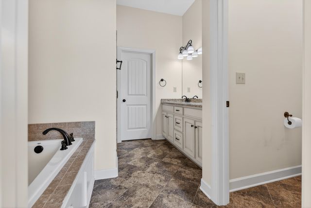 250 CHEROKEE CIR, Oakland, TN 38060