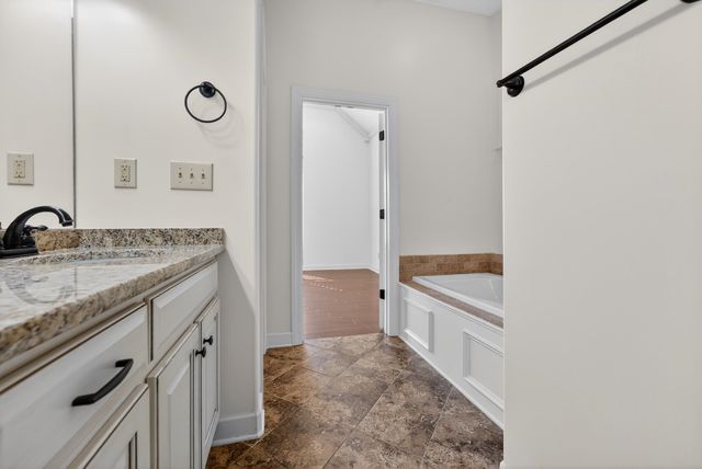 250 CHEROKEE CIR, Oakland, TN 38060