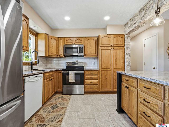 14191 Pine Street, Omaha, NE 68144