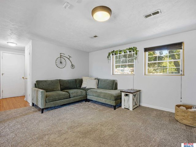 14191 Pine Street, Omaha, NE 68144
