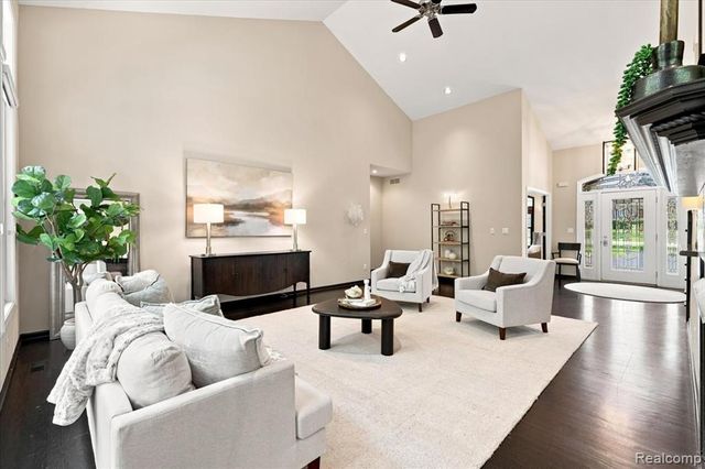 9688 Kingston Pointe Drive, Clarkston, MI 48348