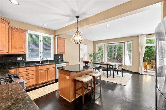 9688 Kingston Pointe Drive, Clarkston, MI 48348