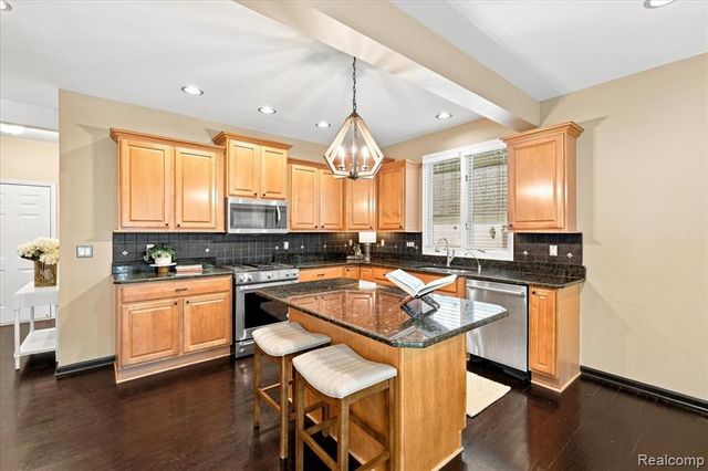 9688 Kingston Pointe Drive, Clarkston, MI 48348
