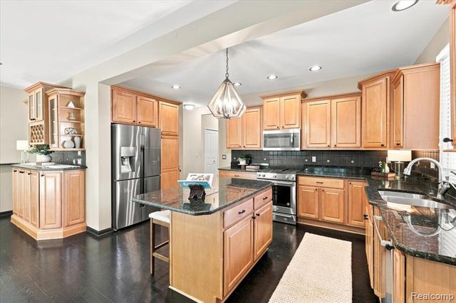 9688 Kingston Pointe Drive, Clarkston, MI 48348