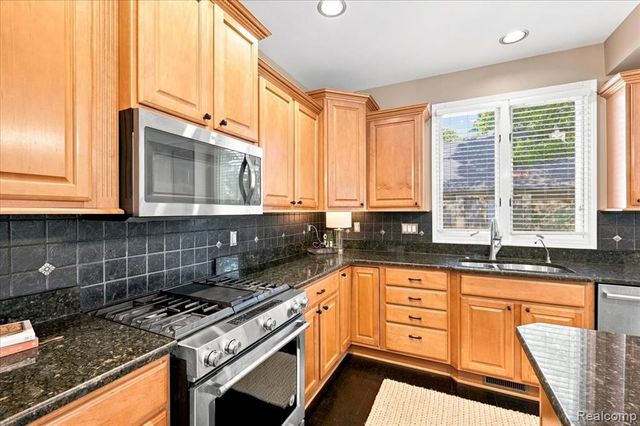 9688 Kingston Pointe Drive, Clarkston, MI 48348