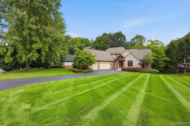 9688 Kingston Pointe Drive, Clarkston, MI 48348