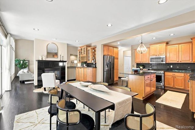 9688 Kingston Pointe Drive, Clarkston, MI 48348
