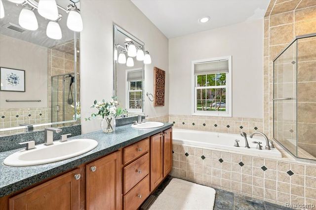 9688 Kingston Pointe Drive, Clarkston, MI 48348