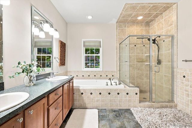 9688 Kingston Pointe Drive, Clarkston, MI 48348