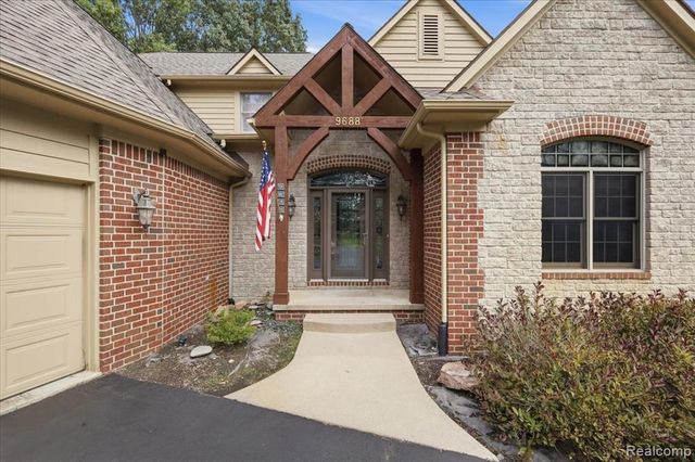 9688 Kingston Pointe Drive, Clarkston, MI 48348