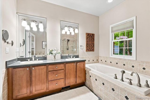 9688 Kingston Pointe Drive, Clarkston, MI 48348