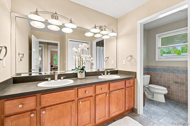 9688 Kingston Pointe Drive, Clarkston, MI 48348