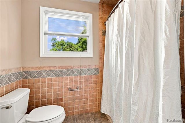 9688 Kingston Pointe Drive, Clarkston, MI 48348