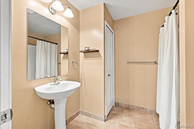 9688 Kingston Pointe Drive, Clarkston, MI 48348