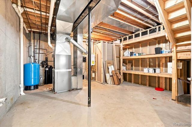 9688 Kingston Pointe Drive, Clarkston, MI 48348