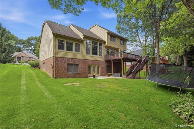 9688 Kingston Pointe Drive, Clarkston, MI 48348