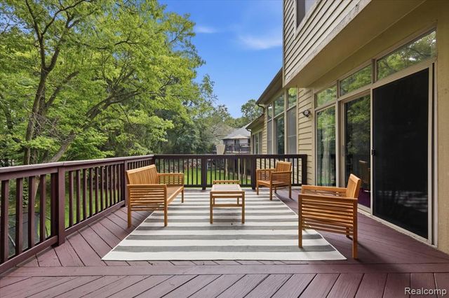 9688 Kingston Pointe Drive, Clarkston, MI 48348