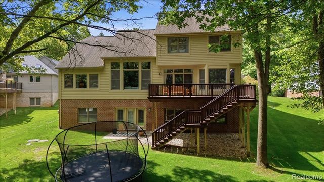 9688 Kingston Pointe Drive, Clarkston, MI 48348