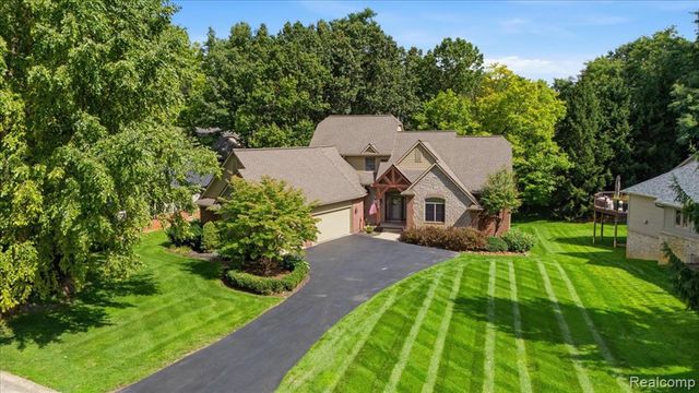 9688 Kingston Pointe Drive, Clarkston, MI 48348
